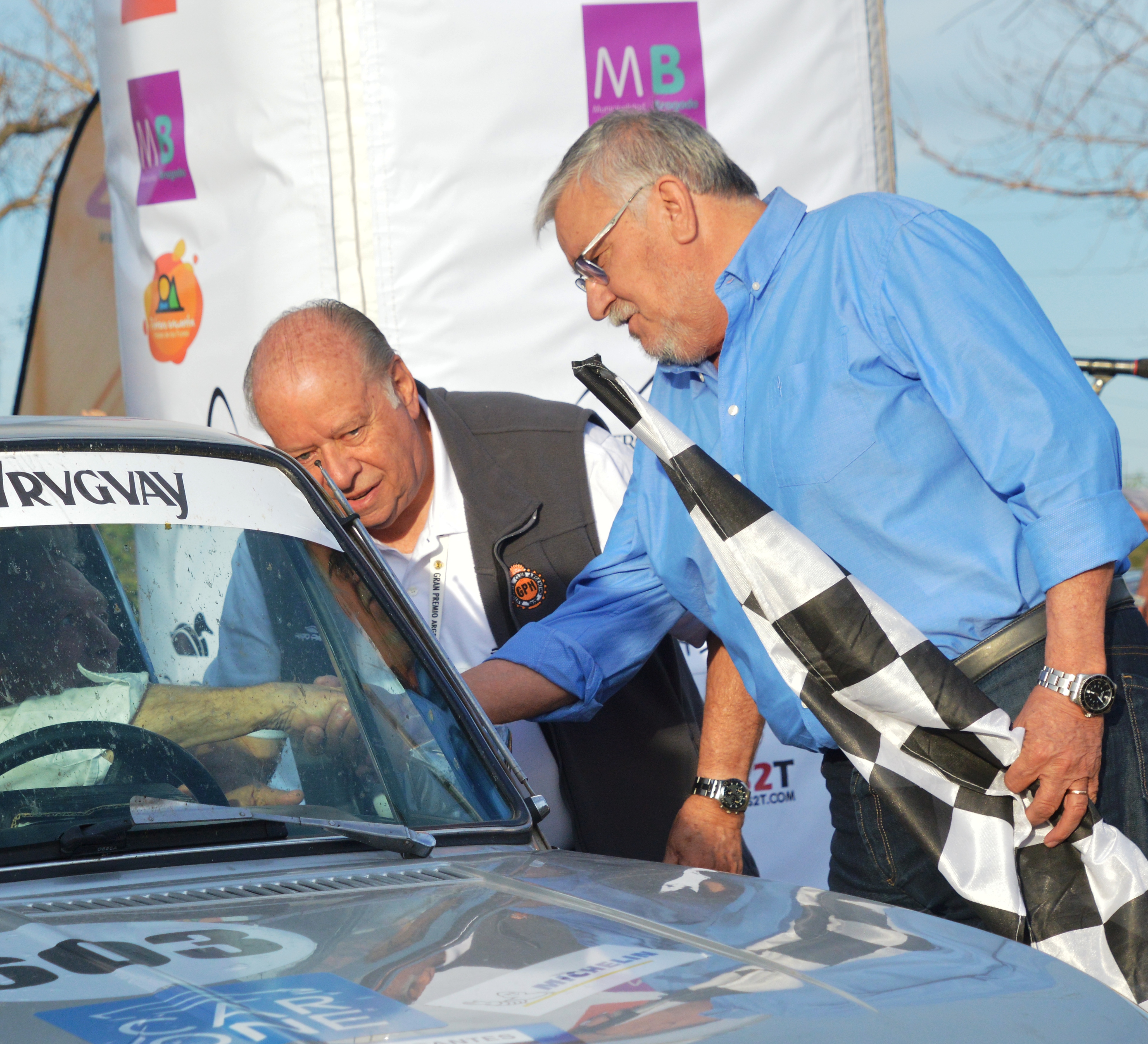 La Galeria de Fotos del 19° Gran Premio Argentino Histórico: Jorge Revello vicepresidente segundo del ACA y Vicente Gatica intendente de Gragado reciben a los competidores.jpg